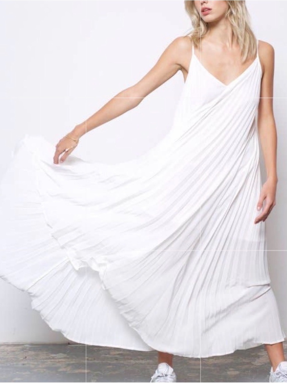 Express White pleated Adjustable spaghetti strap Chiffon Lined Maxi Dress Sz XS
